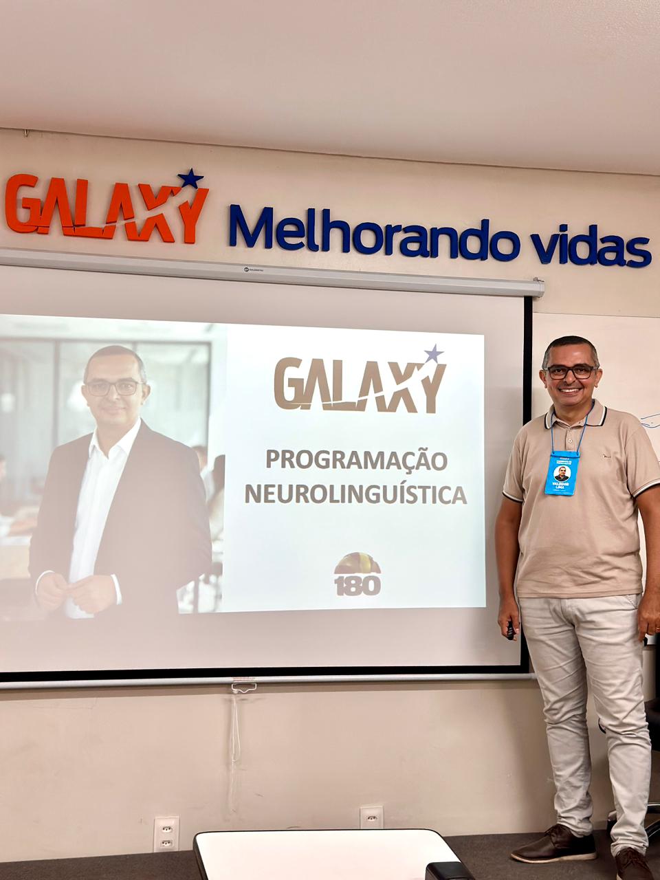 Professor Vladimir conduz capacitação sobre Programação Neurolinguística no Galaxy Treinamentos