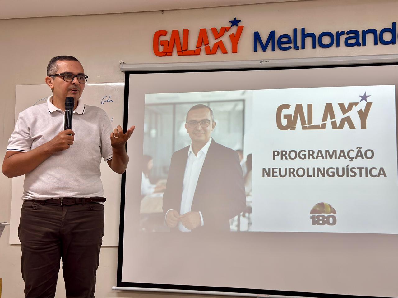 Professor Valdimir Lima aborda técnicas práticas de PNL em capacitação no Galaxy