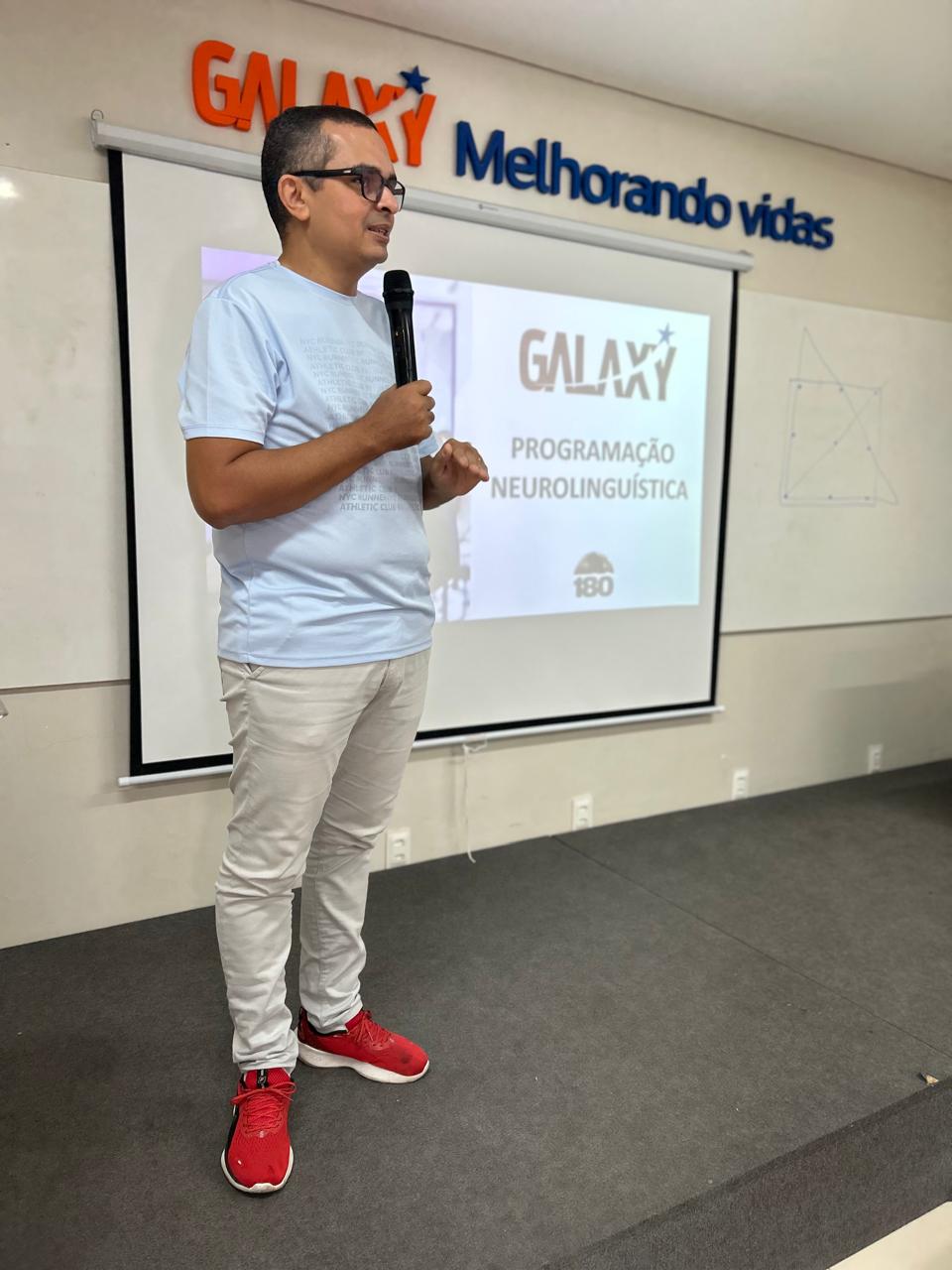 Professor Valdimir Lima ministra aula sobre ancoragem emocional junto a PNL no Galaxy Treinamentos
